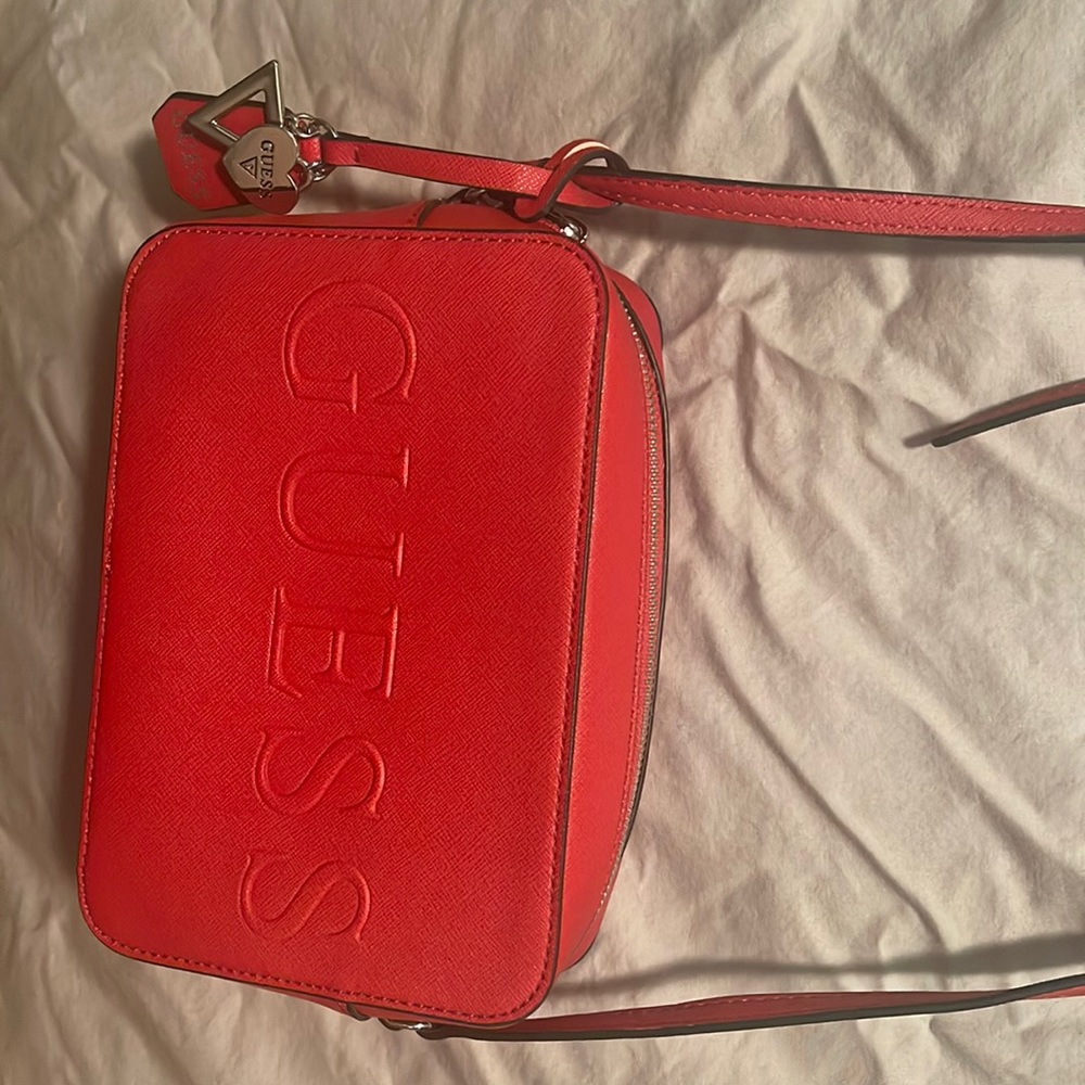 Gently used Guess purse with stunning red color way!